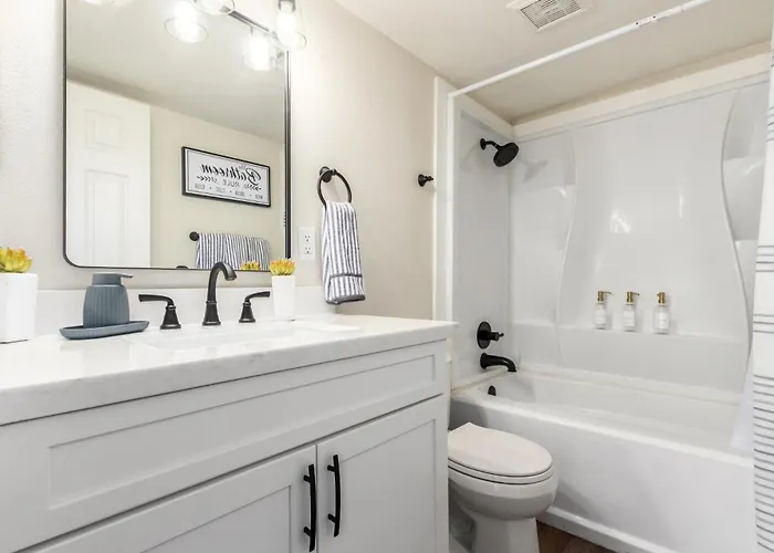 Extended Ready - Spacious 3br Wprivate Backyard Holiday home *